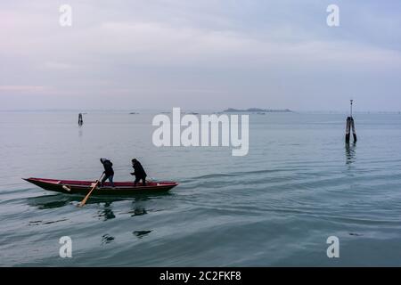 Italien, Venedig, Dezember 12 2018 Boot auf der Lagune. Stockfoto