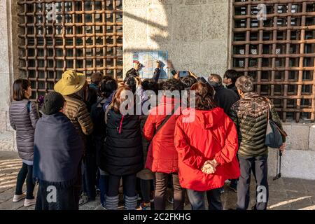 Italien, Venedig, Dezember 12 2018 Asiatische Touristen schauen sich eine Karte der Stadt Venedig an. Stockfoto