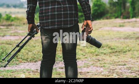 Afrikanischer Mann photograpy hält die Kamera und Stativ Stockfoto