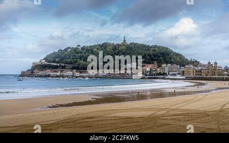 San Sebastian, Spanien. September 11, 2017. La Concha Strand mit Blick auf den Berg Urgul - auf ihm steht die mittelalterliche Festung von La Mota und ein stat Stockfoto