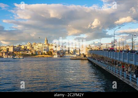 Blick auf die Galata-Brücke und den Galata-Turm in Istanbul, Türkei Stockfoto