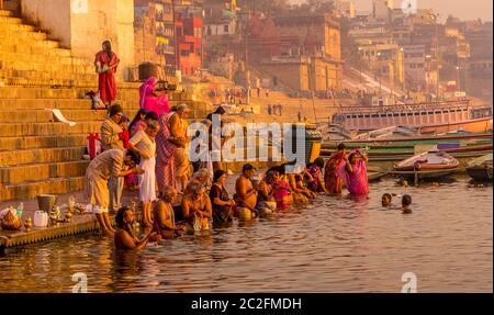 Varanasi, Indien - 8. März 2017. Menschen baden und Gebet zum heiligen Fluss Ganges. Stockfoto