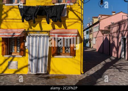 Italien, Venedig, Burano, Februar 14 2018 Gelbes Haus auf der Insel Burano. Stockfoto