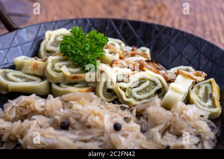 bayerische maultaschen Pasta in einer Pfanne Stockfoto