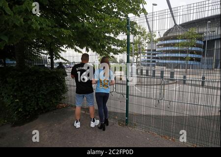 Manchester City Fans versammeln sich vor dem Etihad Stadium in Manchester, wo Manchester City heute Abend Arsenal spielt, während die Premier League nach dem Ausbruch des Coronavirus zurückkehrt. Stockfoto