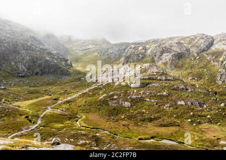 Wanderweg zum Kjeragbolten in Lysebotn, Rogaland, Norwegen. Einzigartige Landschaft. Stockfoto