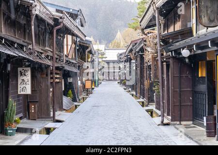 Takayama Altstadt mit Schnee fallen in Gifu, Japan Stockfoto