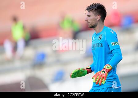 Hannover, Deutschland. Juni 2020. Fußball, 2. Bundesliga, Hannover 96 - FC St. Pauli, 32. Spieltag, HDI-Arena: Hannoveraner Torwart Ron-Robert Torwart gestikuliert am Tor. Quelle: Swen Pförtner/dpa - WICHTIGER HINWEIS: Gemäß den Bestimmungen der DFL Deutsche Fußball Liga und des DFB Deutscher Fußball-Bund ist es untersagt, im Stadion und/oder aus dem Spiel aufgenommene Aufnahmen in Form von Sequenzbildern und/oder videoähnlichen Fotoserien zu nutzen oder auszunutzen./dpa/Alamy Live News Stockfoto