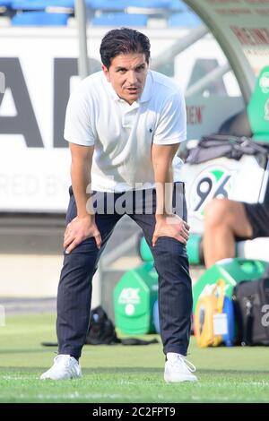 Hannover, Deutschland. Juni 2020. Fußball, 2. Bundesliga, Hannover 96 - FC St. Pauli, 32. Spieltag, HDI-Arena: Hannover-Trainer Kenan Kocak ist am Rande. Quelle: Swen Pförtner/dpa - WICHTIGER HINWEIS: Gemäß den Bestimmungen der DFL Deutsche Fußball Liga und des DFB Deutscher Fußball-Bund ist es untersagt, im Stadion und/oder aus dem Spiel aufgenommene Aufnahmen in Form von Sequenzbildern und/oder videoähnlichen Fotoserien zu nutzen oder auszunutzen./dpa/Alamy Live News Stockfoto