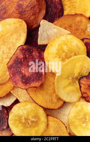 Eine Nahaufnahme von trockenem Obst und Gemüse Chips, gesunden veganen Snack, eine wohlschmeckende Mischung Stockfoto