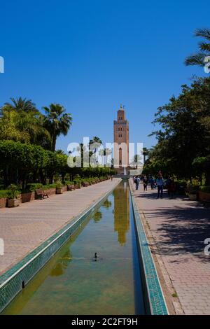 MARRAKESCH, MAROKKO - CA. APRIL 2018: Blick auf das Minarett der Koutoubia-Moschee vom Parc Lalla Hasna in Marrakesch Stockfoto