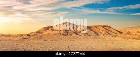 Blick auf Wüste mit Bergen auf Surise, Ägypten Stockfoto