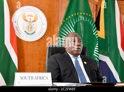 (200618) -- PRETORIA, 18. Juni 2020 (Xinhua) -- der südafrikanische Präsident Cyril Ramaphosa spricht auf dem außerordentlichen China-Afrika-Gipfel über Solidarität gegen COVID-19 in Pretoria, Südafrika, am 17. Juni 2020. Der Gipfel, der über Video-Link abgehalten wurde, wurde gemeinsam von China, Südafrika, dem rotierenden Vorsitzenden der Afrikanischen Union (AU), und Senegal, dem Ko-Vorsitzenden des Forums für China-Afrika-Zusammenarbeit (FOCAC), vorgeschlagen. (Südafrikanische Präsidentschaft/Handout über Xinhua) Stockfoto