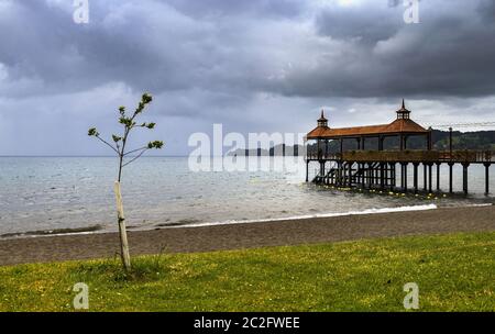 Allein auf dem Pier in der chilenischen Stadt Frutillar Stockfoto