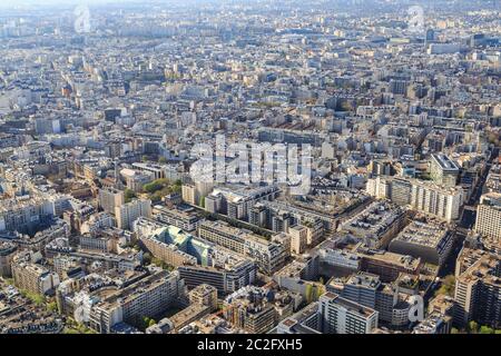 Paris, Frankreich, 30. März 2017: Luftaufnahme von Paris vom Eiffelturm. Panoramablick auf die Skyline von Paris. Dach Stockfoto