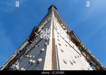 Detail vom Boden des Eiffelturm, Paris Stockfoto