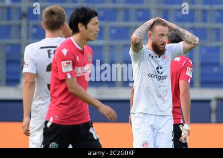 Hannover, Deutschland. Juni 2020. Fußball, 2. Bundesliga, Hannover 96 - FC St. Pauli, 32. Spieltag, HDI-Arena: St. Paulis Marvin Knoll übernimmt die Führung. Quelle: Swen Pförtner/dpa - WICHTIGER HINWEIS: Gemäß den Bestimmungen der DFL Deutsche Fußball Liga und des DFB Deutscher Fußball-Bund ist es untersagt, im Stadion und/oder aus dem Spiel aufgenommene Aufnahmen in Form von Sequenzbildern und/oder videoähnlichen Fotoserien zu nutzen oder auszunutzen./dpa/Alamy Live News Stockfoto