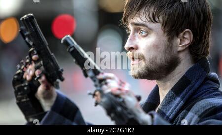 Guns Akimbo ist ein 2019 neuseeländischer Action-Comedy-Film, geschrieben und Regie geführt von Jason Lei Howden. Es spielt Daniel Radcliffe, Samara Weaving, Natasha Liu Bordizzo, Ned Dennehy, Grant Bowler, Edwin Wright, Und Rhys Darby. Dieses Foto ist nur für redaktionelle Zwecke bestimmt und unterliegt dem Urheberrecht der Filmgesellschaft und/oder des Fotografen, der vom Film- oder Produktionsunternehmen beauftragt wurde und darf nur durch Publikationen im Zusammenhang mit der Bewerbung des oben genannten Films reproduziert werden. Eine obligatorische Gutschrift an die Filmfirma ist erforderlich. Der Fotograf sollte auch bei Bekanntwerden des Fotos gutgeschrieben werden. Stockfoto