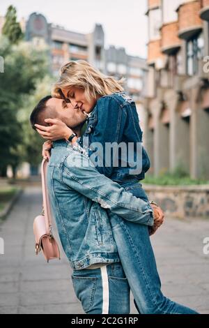 Paar glücklich Treffen Umarmung und küssen in der Straße Stockfoto