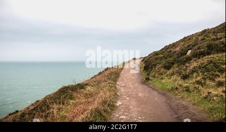 Wanderweg auf einer Klippe entlang dem Meer in Howth, Irland Stockfoto