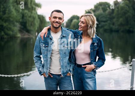 Junge glücklich Paar in der Liebe posiert in der Nähe von Fluss Stockfoto