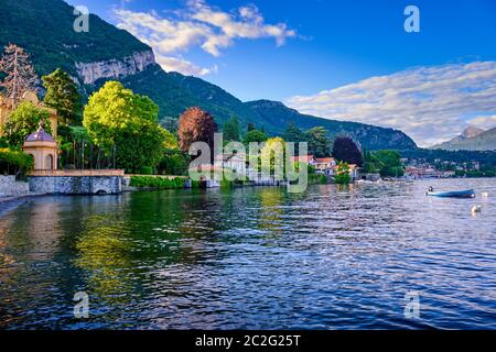 Blick auf den See von einer schönen Ecke des Comer Sees, Italien Stockfoto