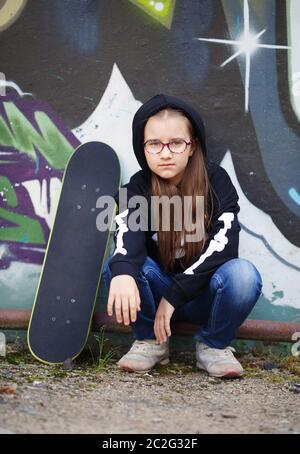 Mädchen und Skateboard Stockfoto
