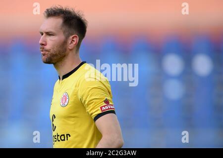 Hannover, Deutschland. Juni 2020. Fußball, 2. Bundesliga, Hannover 96 - FC St. Pauli, 32. Spieltag, HDI-Arena: St. Pauli-Torwart Robbin Himmelmann ist auf dem Platz. Quelle: Swen Pförtner/dpa - WICHTIGER HINWEIS: Gemäß den Bestimmungen der DFL Deutsche Fußball Liga und des DFB Deutscher Fußball-Bund ist es untersagt, im Stadion und/oder aus dem Spiel aufgenommene Aufnahmen in Form von Sequenzbildern und/oder videoähnlichen Fotoserien zu nutzen oder auszunutzen./dpa/Alamy Live News Stockfoto