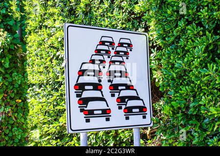 Italienisches Verkehrsschild. Schlangen wahrscheinlich auf der Straße vor. Erwarten Sie Verzögerungen. Stockfoto