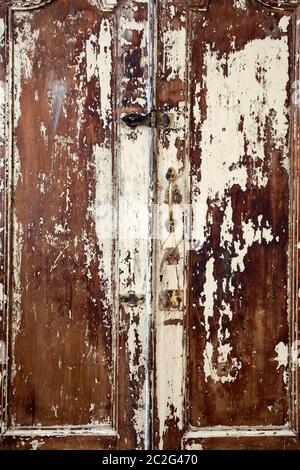 Alte Schrank mit rissigen lackierten Türen, Textur der verwitterten rissig Farbe Hintergrund Textur Stockfoto