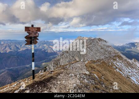 La Om Peak (piscul Baciului) 2238 m. Piatra Craiului Bergen, Rumänien Stockfoto