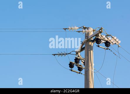 Elektrischer Hochspannungsmast. Energie und Technologie Stockfoto