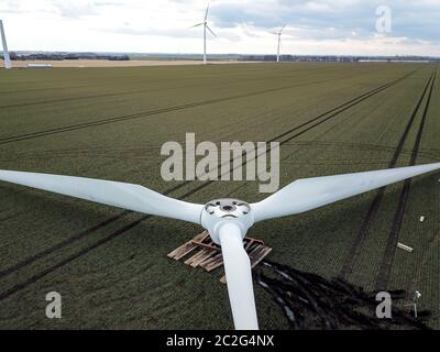 Montierter Rotor einer Windenergieanlage vor der Demontage Stockfoto