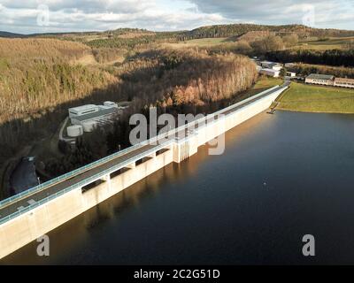 Drohnenfoto von Staudamm und Staubecken in Gottleuba Stockfoto