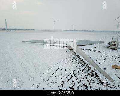 Montierter Rotor einer Windenergieanlage vor der Demontage Stockfoto