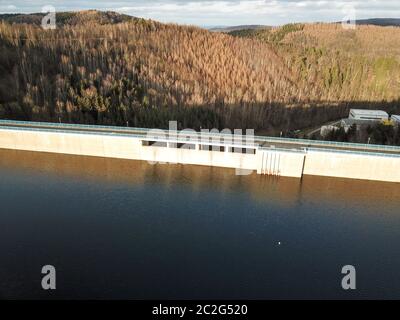 Drohnenfoto von Staudamm und Staubecken in Gottleuba Stockfoto