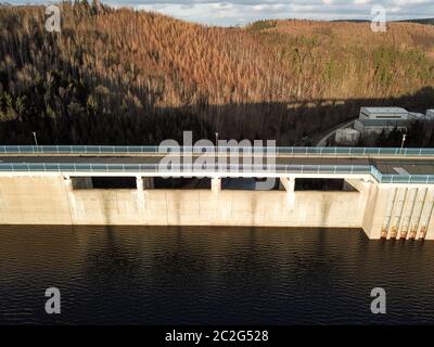 Drohnenfoto von Staudamm und Staubecken in Gottleuba Stockfoto