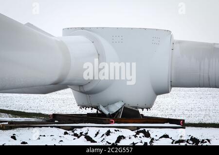 Montierter Rotor einer Windenergieanlage vor der Demontage Stockfoto