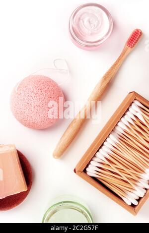 Plastikfreie, abfallfreie Produkte, flach auf weißem Hintergrund. Bambuszahnbürste und Wattestäbchen, Konjac Schwamm, aus dem Schuss Stockfoto