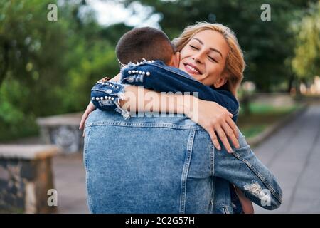 Happy Meeting von zwei Liebenden Umarmung in der Straße Stockfoto