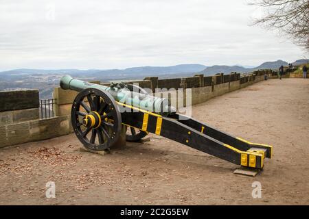 Eine antike Kanone auf einer Lafette Stockfoto