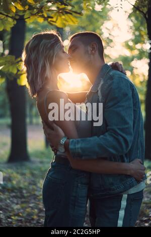 Junge liebevolle Paar küssen und genießen die Gesellschaft von einander im Freien Stockfoto