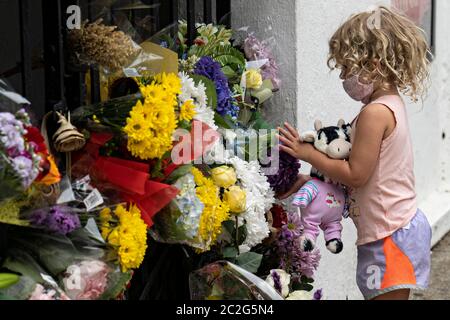 Charleston, Usa. Juni 2020. Ein junges Mädchen hinterlässt Blumen in der Mutter Emanuel African Methodist Episcopal Church zum 5. Jahrestag der Massenschießung am 17. Juni 2020 in Charleston, South Carolina. Neun Mitglieder der historischen afroamerikanischen Kirche wurden am 17. Juni 2015 von einem weißen Supremacist während der Bibelstudie niedergeschossen. Quelle: Richard Ellis/Alamy Live News Stockfoto