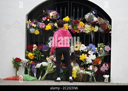 Charleston, Usa. Juni 2020. Eine Frau hinterlässt Blumen in der Mutter Emanuel African Methodist Episcopal Church am 5. Jahrestag der Massenschießarbeiten am 17. Juni 2020 in Charleston, South Carolina. Neun Mitglieder der historischen afroamerikanischen Kirche wurden am 17. Juni 2015 von einem weißen Supremacist während der Bibelstudie niedergeschossen. Quelle: Richard Ellis/Alamy Live News Stockfoto