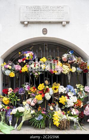 Charleston, Usa. Juni 2020. Blumen, die am Tor zur Mutter Emanuel African Methodist Episcopal Church am 5. Jahrestag der Massenschießung am 17. Juni 2020 in Charleston, South Carolina, zurückgelassen wurden. Neun Mitglieder der historischen afroamerikanischen Kirche wurden am 17. Juni 2015 von einem weißen Supremacist während der Bibelstudie niedergeschossen. Quelle: Richard Ellis/Alamy Live News Stockfoto