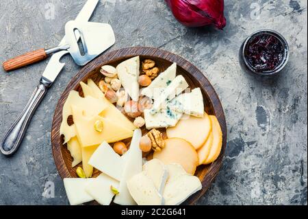 Käse auf dem Tisch. Verschiedene Arten von Käse Stockfoto