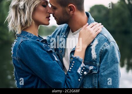 Junge liebevolle Paar küssen und genießen die Gesellschaft von einander im Freien Stockfoto