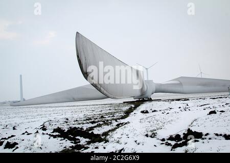 Montierter Rotor einer Windenergieanlage vor der Demontage Stockfoto