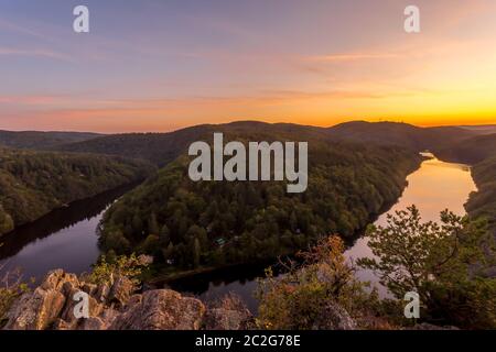 Smetana Aussichtspunkt hoch auf Felsen über der Moldau im Sommer Sonnenuntergang, Tschechische Republik Stockfoto