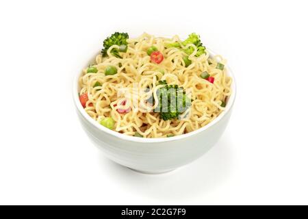 Eine Schüssel mit Soba Nudeln mit Gemüse auf einem weißen Hintergrund Stockfoto